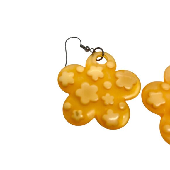 VINTAGE LUCITE FLOWER POWER EARRINGS YELLOW POP ART 60S 80S GROOVY STATEMENT - Picture 11 of 13